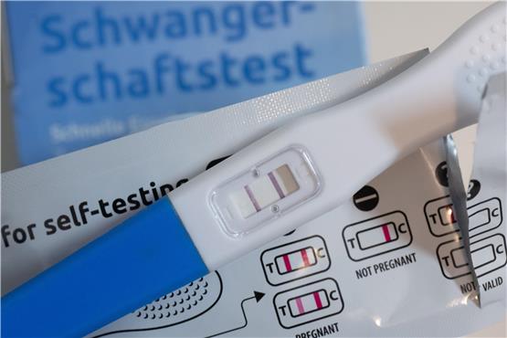 Ein Schwangerschaftstest zeigt mit zwei Streifen eine Schwangerschaft an. Foto: Hendrik Schmidt/dpa