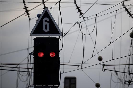 Ein Signallicht für Züge zeigt rot. Foto: Sebastian Gollnow/dpa