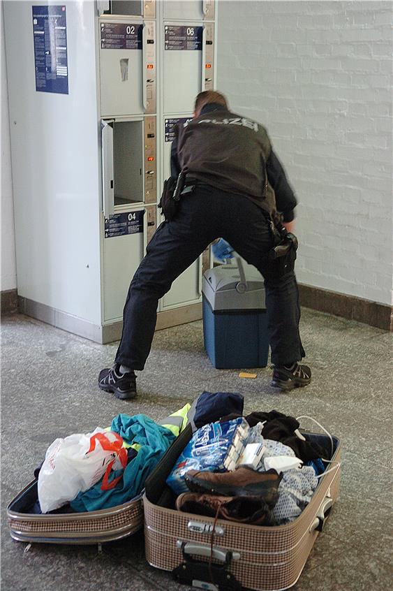 Ein Spezialist untersucht die herrenlose Kühlbox, die zusammen mit einem Koffer und einer Tasche am Horber Bahnhof den Bombenalarm ausgelöst hat. Bild: Braun