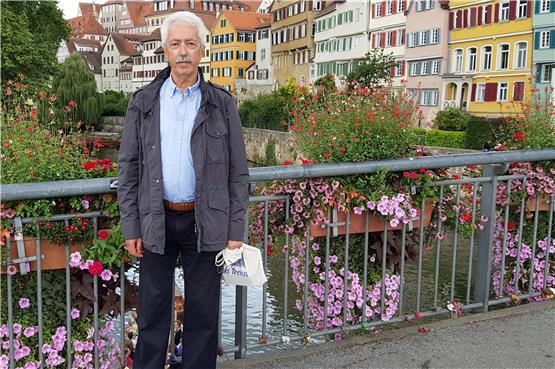 Ein Tourist in Tübingen und doch zugleich mehr als das: Nicola Squicciarino vor dem lokalen Postkartenmotiv.Bild: Ulla Steuernagel