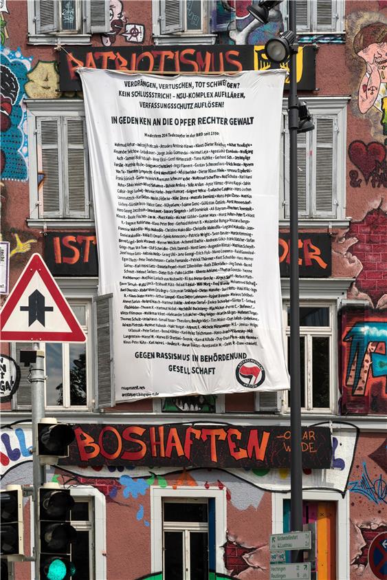 Ein Transparent am Tübinger Epplehaus erinnert an die bisher bekannten Opfer des rechtsterroristischen NSU.  Bild: Metz