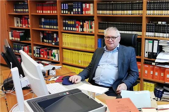Ein Tübinger am Bundesgerichtshof in Karlsruhe: Ingo Drescher in seinem Büro voller Fachliteratur. Bild: Raimund Weible