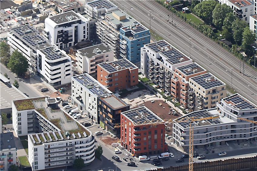 Ein Vorbild für die weitere Stadtentwicklung soll das Güterbahnhofareal sein. Fast jedes Dach ist mit Photovoltaik bestückt. Archivbild: Manfred Grohe