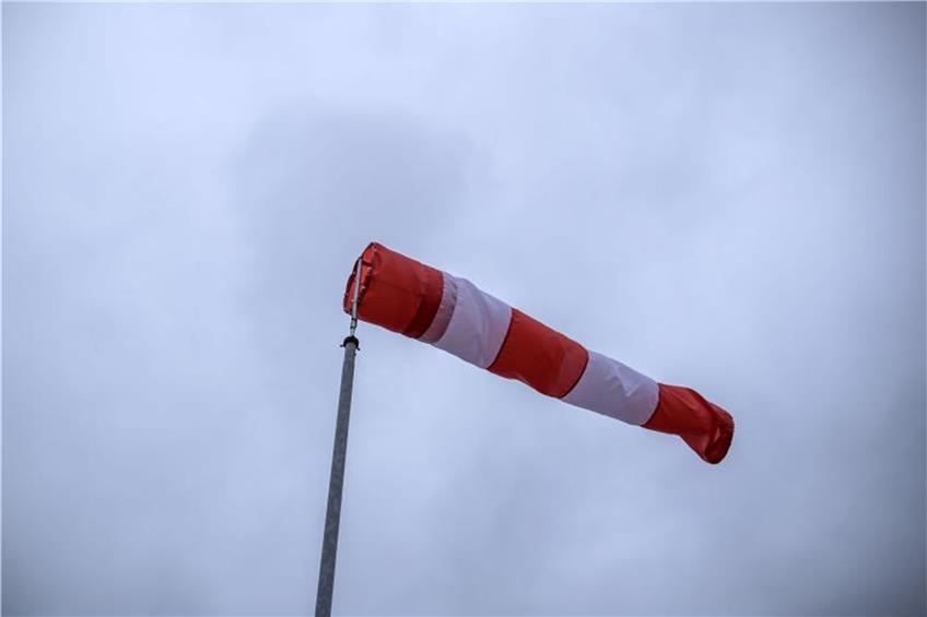 Ein Windsack weht im Wind. Foto: Jens Büttner/Archiv dpa/lsw