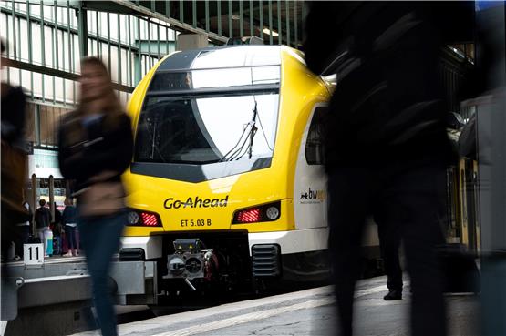 Ein Zug des Bahnunternehmens Go-Ahead steht am Stuttgarter Hauptbahnhof. Foto: Fabian Sommer/dpa