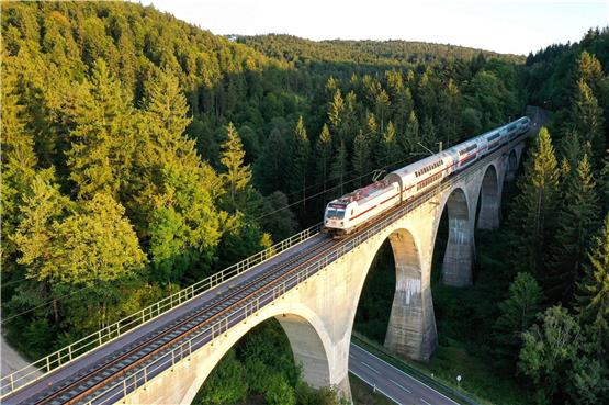Ein Zug fährt über die Einöd-Talbrücke bei Hattingen. Im Schwarzwald wird es mit dem Fahrplanwechsel auf einigen Strecken zu längeren Fahrzeiten kommen. Foto: Felix Kästle/dpa