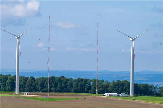 Ein aus zwei Windrädern und vier Messmasten bestehendes Windtestfeld steht am Rand der schwäbischen Alb. Foto: Stefan Puchner/dpa