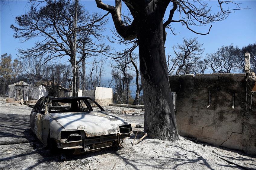 Ein ausgebranntes Auto östlich der griechischen Stadt Patras. Foto: Andreas Alexopoulos