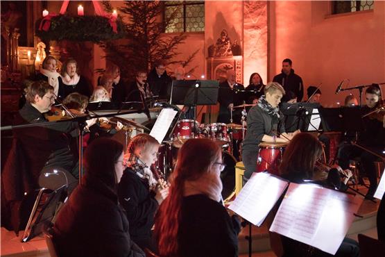 Ein außergewöhnliches Konzert in der Hirrlinger Martinus-Kirche gestaltete das Rockstreichorchester Strings & More zusammen mit dem Projektchor von St. Martinus. Bild: Klaus Stifel