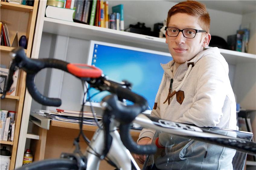Ein beachtliches Pensum: Der 19-jährige Ammar Kamel will Abitur machen und Radprofi werden. Dafür lernt und trainiert er täglich.Bild: Haas