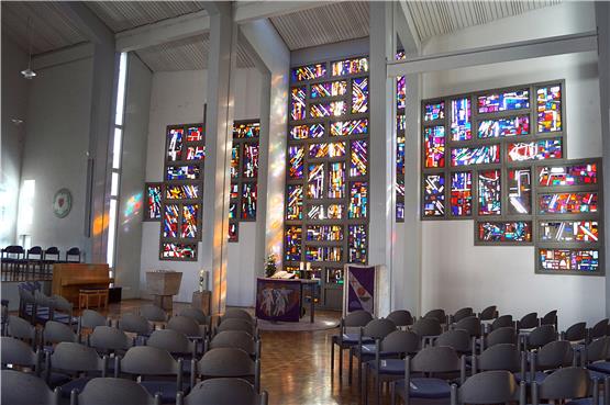 Ein besonderes Werk Rudolf Yelins sind die Buntglasfenster in der Mössinger Martin-Luther-Kirche. Häufiger jedoch gestaltete der Künstler figürlich. Das Bild unten rechts zeigt ein Motiv aus der Bodelshäuser Dionysiuskirche. Bild: Frauke Dietz