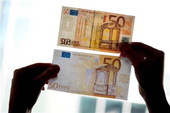 Ein echter (oben) und ein falscher Fünfziger. Der 50-Euro-Schein war auch im vergangenen Jahr die am häufigsten sichergestellte gefälschte Banknote.        Foto: Franziska Gabbert/dpa