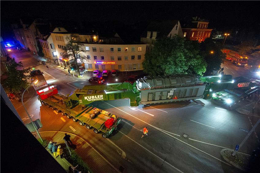 Ein gigantischer Schwertransporter war in der Nacht auf Montag in Tübingen unterwegs. Zahlreiche Schaulustige verfolgten das Spektakel. Bild: Franke