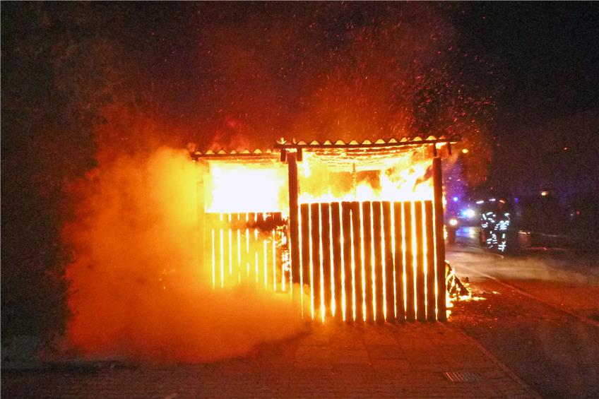 Ein hölzerner Unterstand für Hausmüll ist am späten Dienstagabend in der Hirschauer Straße in Tübingen abgebrannt. Bild: Feuerwehr