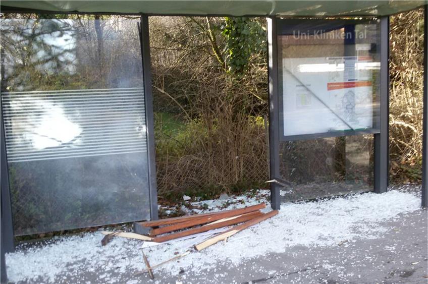 Ein illegaler Böller hat in der Silvesternacht die Tübinger Bushaltestelle „Uni-Kliniken-Tal“ zerstört. Privatbild