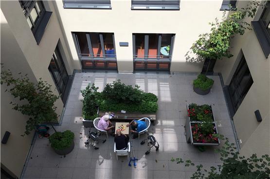 Ein kleiner Außenbereich nur für die IDA-Station. Patienten können an den Hochbeeten gärtnern. Bild: J.-M. Hahn, Tropenklinik Paul-Lechler-Krankenhaus