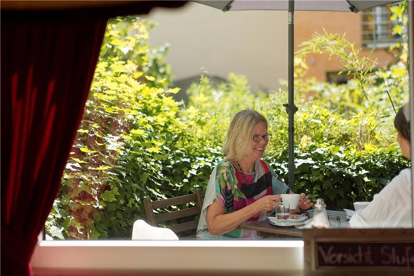 Ein lauschiges Plätzchen: Im Café Binder in der Nonnengasse verbringt Uta Schwarz-Österreicher gerne ihre Mittagspause. Bild: Metz