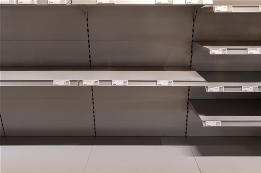 Ein leeres Regal ist in einem Supermarkt zu sehen. Foto: Robert Michael/dpa-Zentralbild/dpa/Symbolbild
