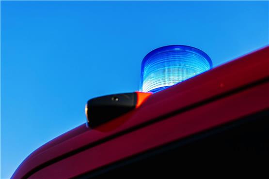 Ein leuchtendes Blaulicht auf einem Einsatzfahrzeug der Feuerwehr. Foto: Philipp von Ditfurth/dpa/Symbolbild