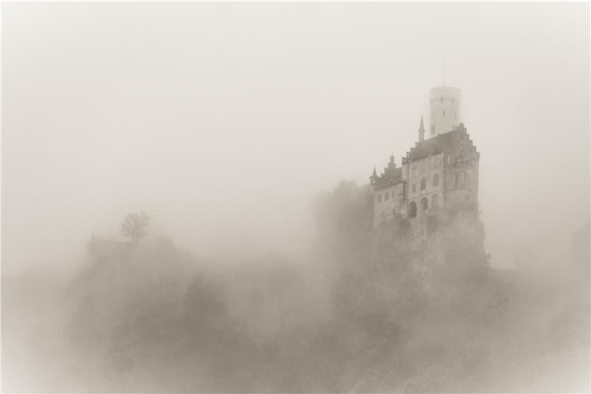 Ein luftSchloss in den Wolken fotografierte Thorsten Stapel aus Dußlingen bei seinem Ausflug zum Schloss Lichtenstein.