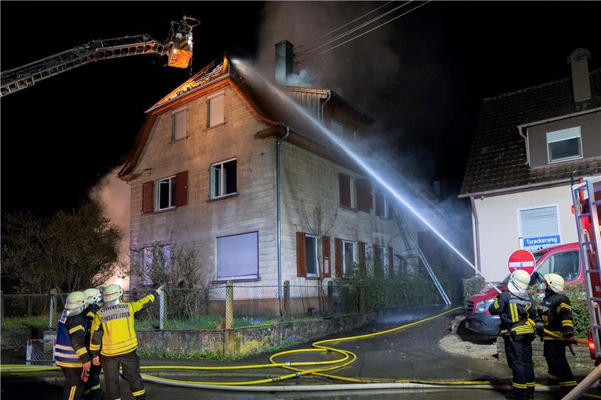 Ein nächtlicher Schuppenbrand in Jettenburg griff auf das Dachgeschoss eines Wohnhauses über. Bild: Klaus Franke