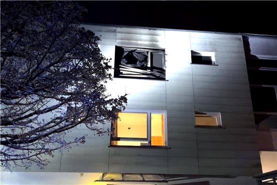 Ein rußgeschwärztes Fenster (oben) ist nach dem Brand in einer Pflegeeinrichtung zu sehen. Foto: --/tv7news.de/dpa