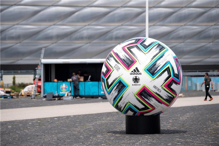 Ein überdimensionaler offizieller Spielball «Uniforia» von der Euro 2020 ist vor der Arena in München aufgestellt. Foto: Sven Hoppe/dpa