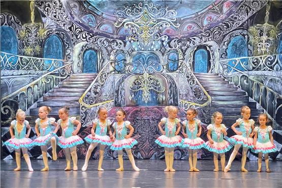 Ein vielseitiges Programm mit Dreijährigen bis zu den erwachsenen Tänzerinnen und Tänzern vor ansprechendem Hintergrund bot die Ballett-Gala der Ballettschule Ciechoradzki und der Tanzgalerie Haigerloch. Bild: Jana Breuling