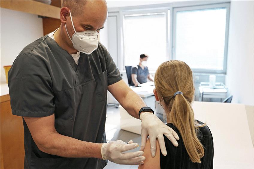 Ein zwölfjähriges Mädchen erhält in einer Arztpraxis eine Corona-Impfung. Foto: Oliver Berg/dpa