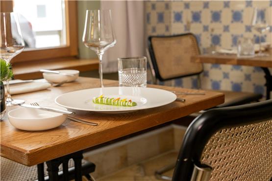Ein Teller mit Essen steht im Sternerestaurant bi:braud auf einem unbesetzten Tisch. Foto: Stefan Puchner/dpa