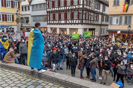 Eindrücke der Solidaritätskundgebung vom Tübinger Holzmarkt. Bild: Klaus Franke 