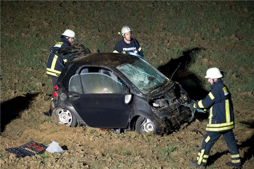 Eine 26-Jährige ist bei einem Unfall am Mittwochabend auf der L 391 zwischen Rottenburg und Hirrlingen verletzt worden. Bei Hemmendorf überschlug sich ihr Smart mehrmals und kam in einem Acker zum Stehen. Bild: Franke
