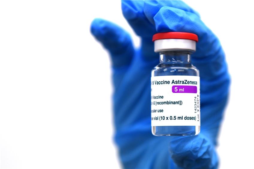 Eine Ampulle Astra-Zeneca-Impfstoff. Bild: Ulmer
