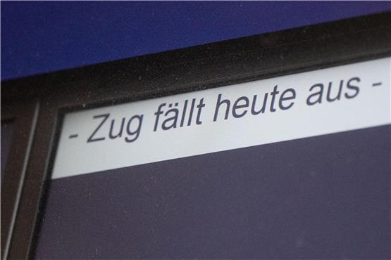 Eine Anzeige weist am Hauptbahnhof auf einen Zugausfall hin. Foto: Marijan Murat/dpa/Symbolbild
