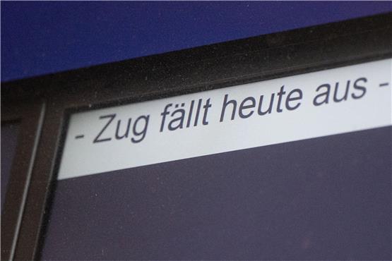Eine Anzeigentafel weist auf einen Zugausfall hin. Foto: Marijan Murat/dpa/Symbolbild
