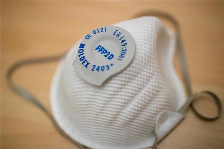 Eine Atemschutzmaske (partikelfiltrierende Halbmaske) der Schutzklasse FFP2 (Filtering Face Piece). Foto: Daniel Karmann/dpa/Archivbild