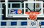 Eine Basketball landet im Netz. Foto: Uwe Anspach/dpa/Symbolbild