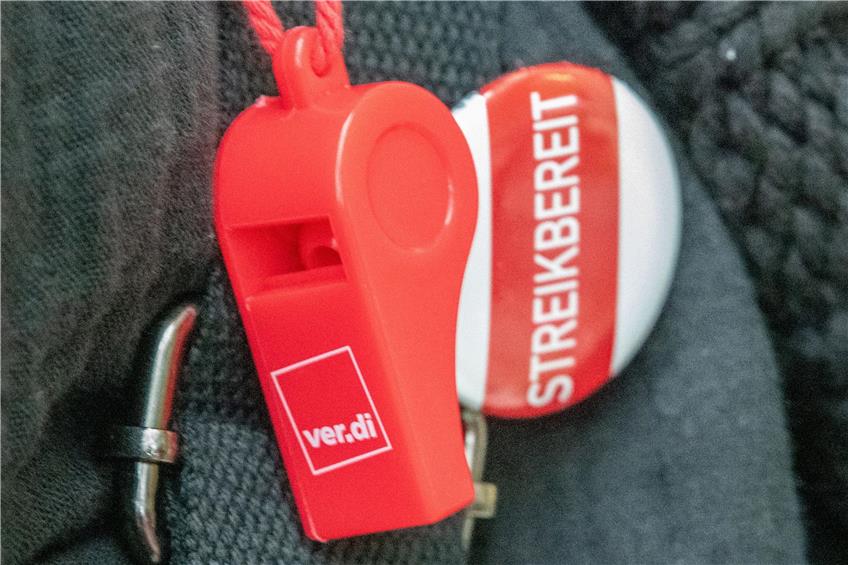 Eine Bedienstete der Uniklinik hat neben einer Trillerpfeife einen Button mit der Aufschrift „streikbereit“. Foto: Stefan Puchner/Deutsche Presse-Agentur GmbH/dpa/Archivbild