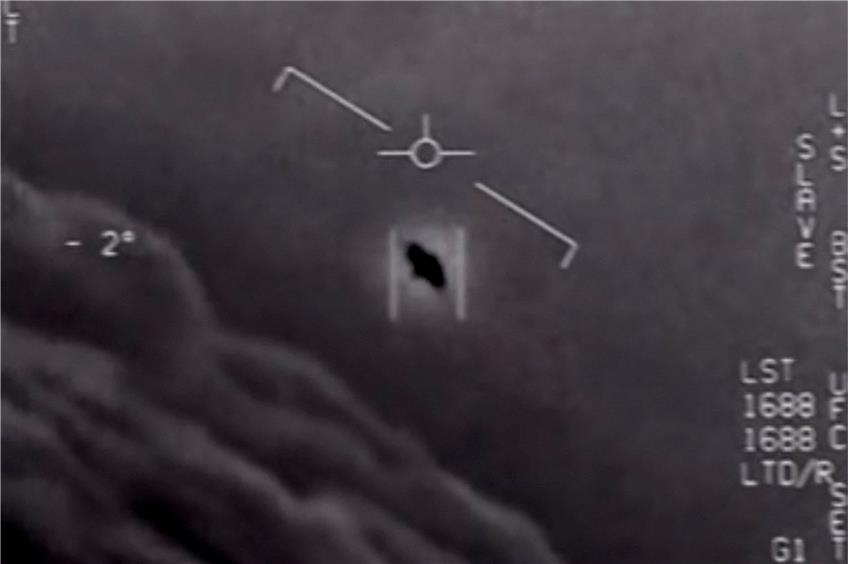 Eine Begegnung der unheimlichen Art zeigt dieses Bild aus einem Video, bei dem viele rätseln, was es zeigt: unbekannte Militärtechnik vielleicht oder gar ein Ufo? Foto: AFP