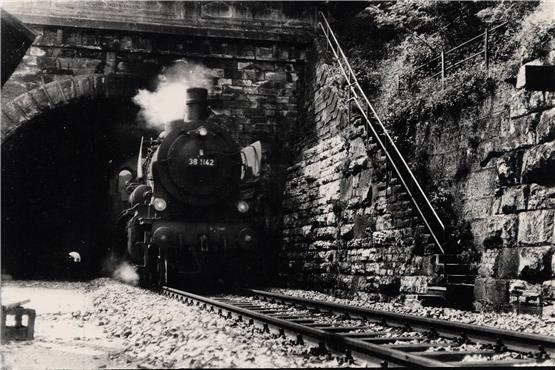 Eine Dampflok 381142 fährt aus dem Sulzauer Tunnel. Das Bild ist von 1964. Bilder: Herbert Stemmler