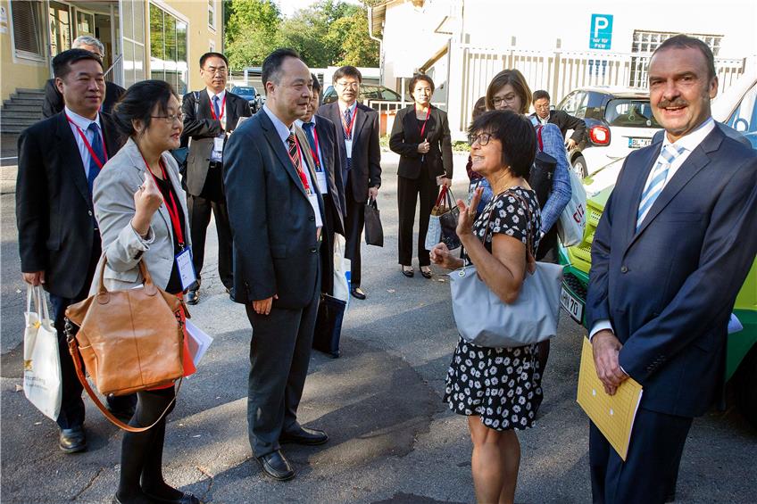 Eine Delegation um Richter Yongjian Zhang (Mitte) besuchte die Hechinger zum Erfahrungs- und Kenntnisaustausch. Bild: Franke