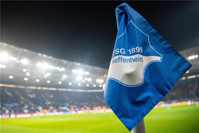 Eine Eckfahne mit dem Logo der TSG 1899 Hoffenheim steht im Stadion. Foto: Sebastian Gollnow/dpa/Archivbild