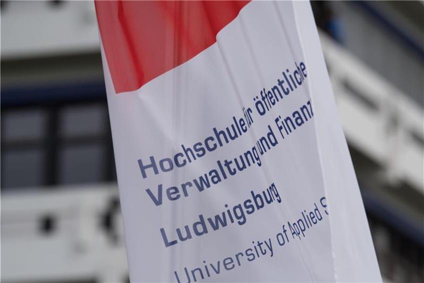 Eine Flagge weht vor der Hochschule für Verwaltung und Finanzen Ludwigsburg. Foto: Marijan Murat/Archiv dpa/lsw