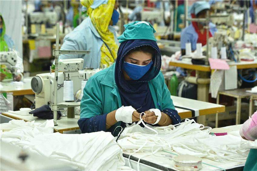 Eine Frau arbeitet in einer Fabrik in Bangladesch. Foto: -