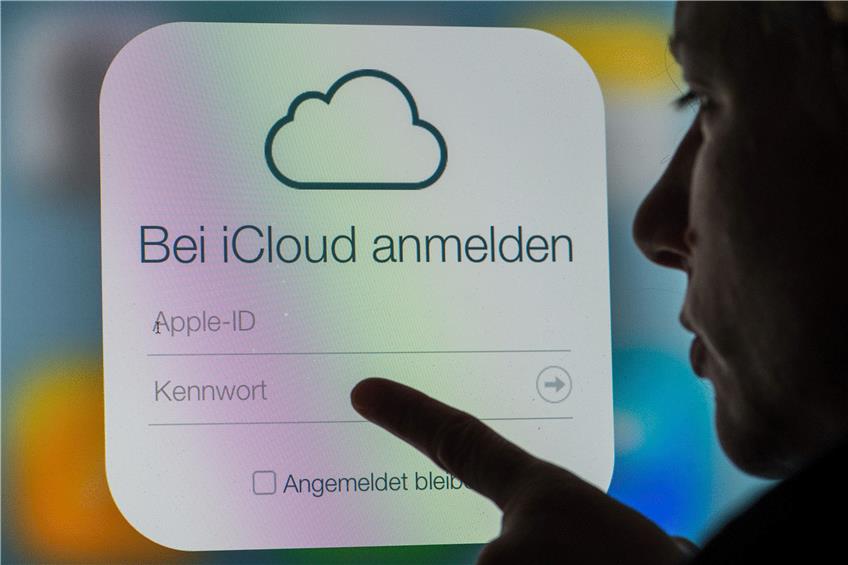 Eine Frau betrachtet die Internetseite des Online-Speicherdienstes iCloud von Apple. Foto: Armin Weigel/dpa