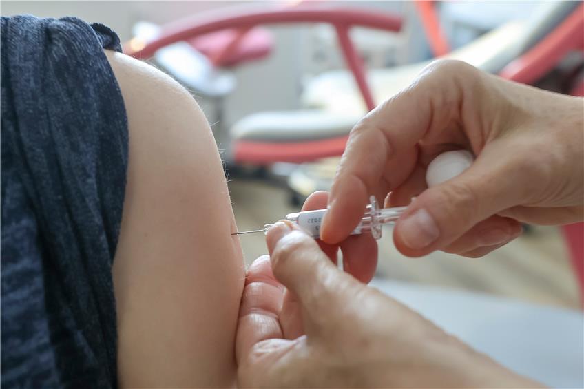 Eine Frauenärztin impft eine Schwangere gegen Grippe. Bild: Jan Woitas/dpa