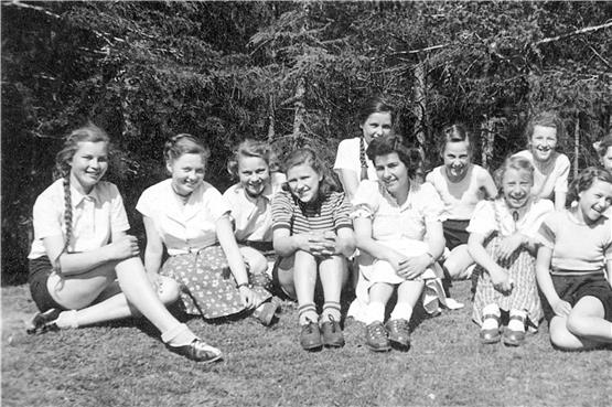 Eine Gruppe von Rottenburger Jungschar-Mädchen um 1949, sie waren auch Kinderkirchkinder (links die Gruppenleiterinnen, vorne rechts die Autorin Ursula (Kuttler-)Merz. Privatbilder