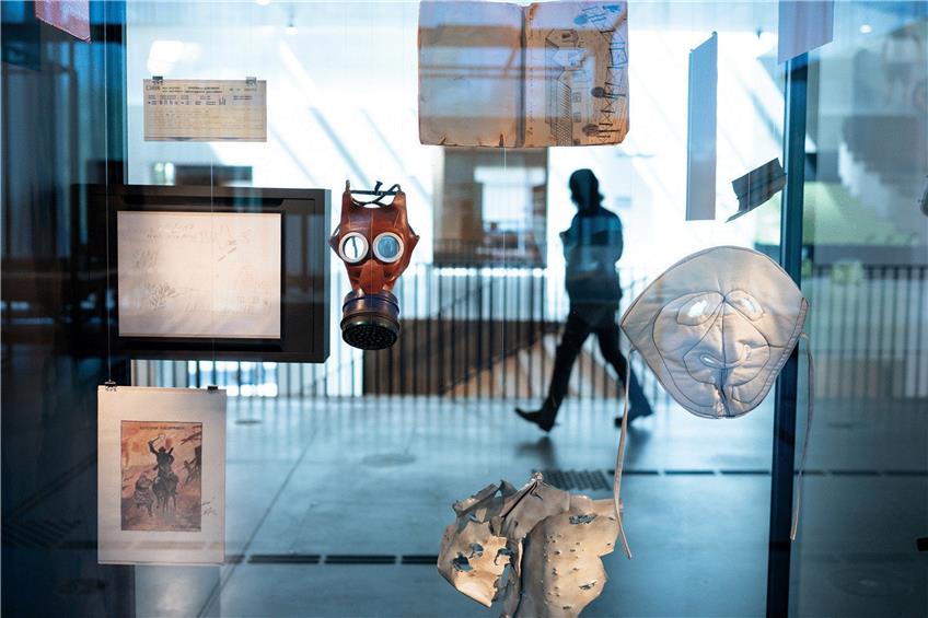 Eine Kindergasmaske und eine Frostschutzmaske in der Ausstellung im Berliner Dokumentationszentrum. Foto: Bernd von Jutrczenka/dpa