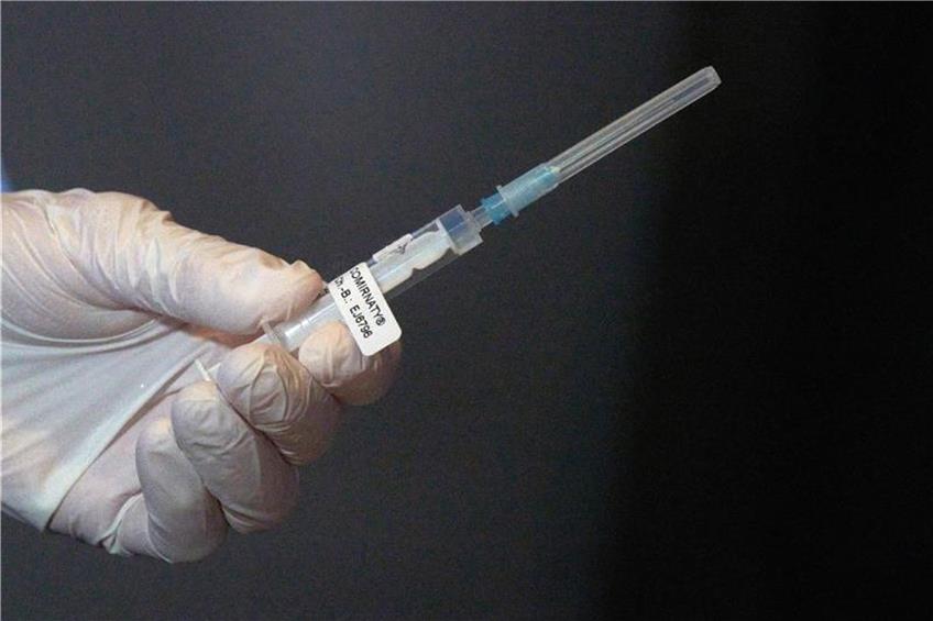 Eine Mitarbeiterin des Impfteams überprüft eine Spritze. Foto: Thomas Frey/dpa Pool/dpa/Symbolbild