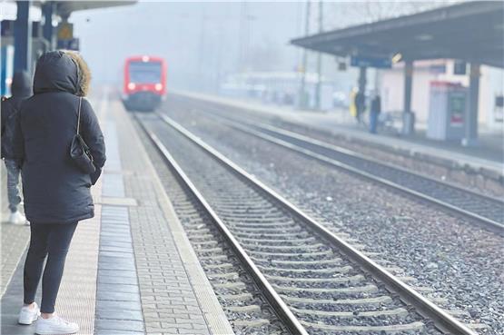 Eine Pendlerin erwartet die Ankunft eines Zuges am Bahnhof Reutlingen. Bild: Jonas Bleeser